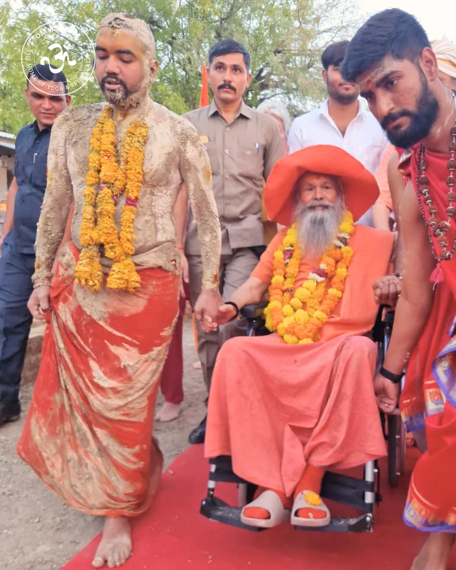 Gurudev and Shishya together perform the final parikrama around the Panch Dhuni Tapasya site.